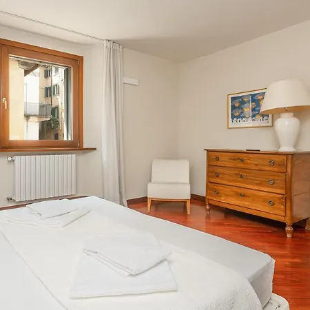 Cozy 2 Bedroom In The Heart Of דירה *